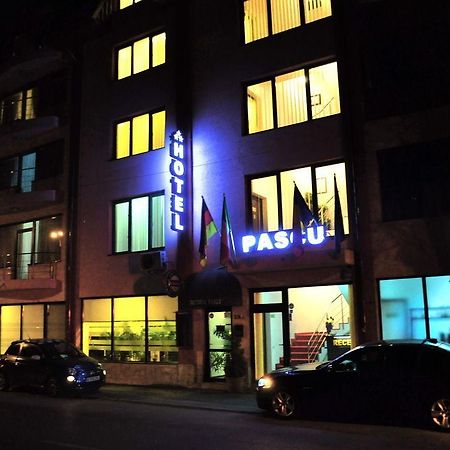 Hotel Pascu Bukares Bagian luar foto