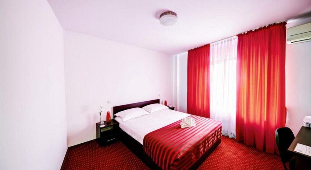 Hotel Pascu Bukares Bagian luar foto