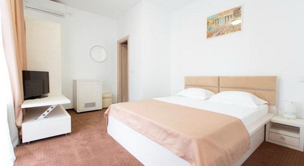 Hotel Pascu Bukares Bagian luar foto