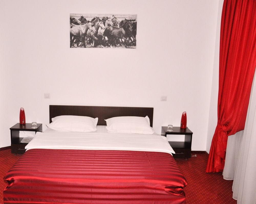 Hotel Pascu Bukares Bagian luar foto