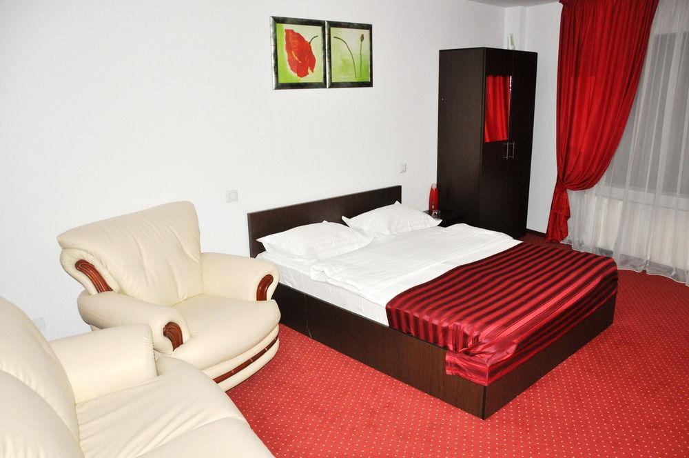 Hotel Pascu Bukares Bagian luar foto