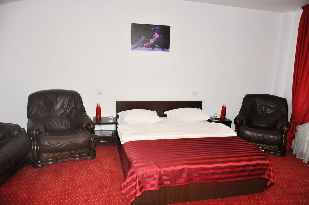 Hotel Pascu Bukares Bagian luar foto