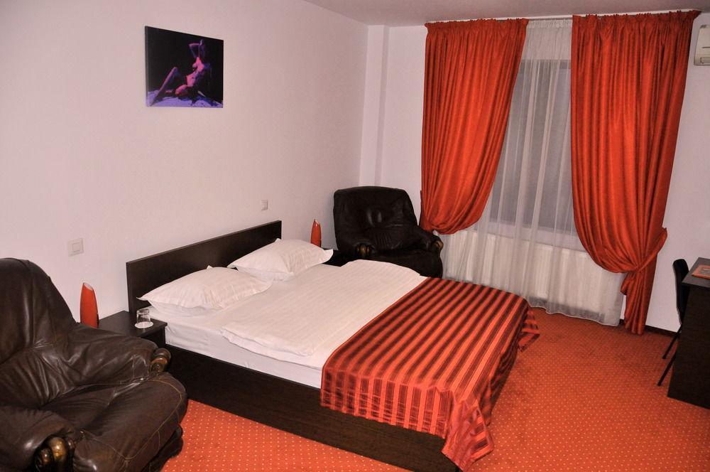 Hotel Pascu Bukares Bagian luar foto
