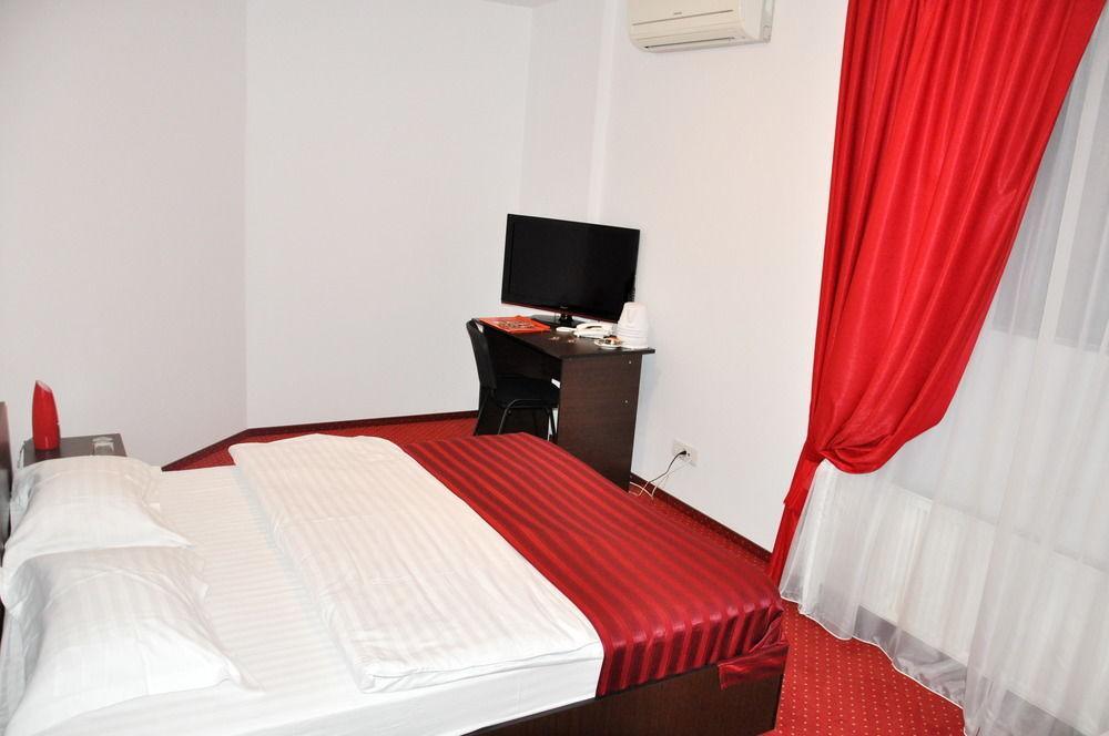Hotel Pascu Bukares Bagian luar foto